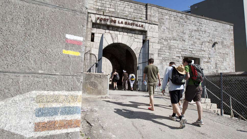 Des visiteurs entrent dans le fort par la grande porte