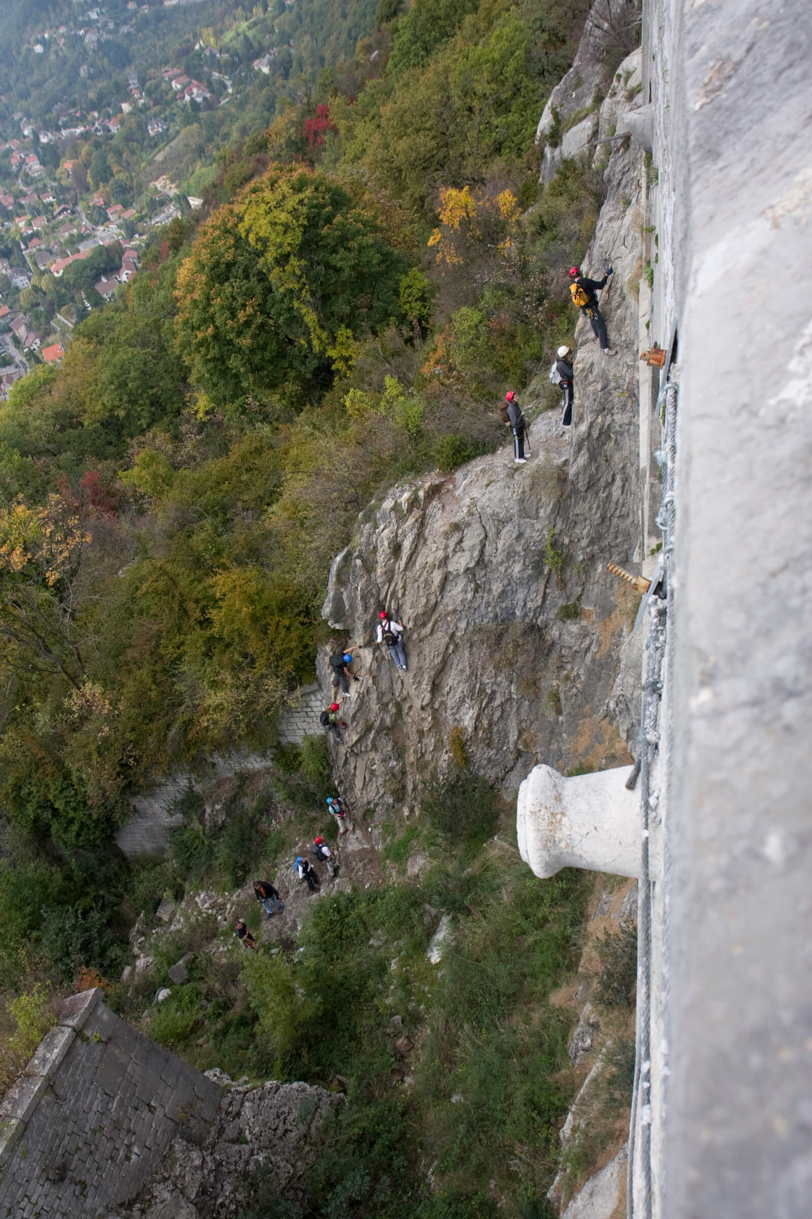 Plusieurs personnes empruntent la via ferrata