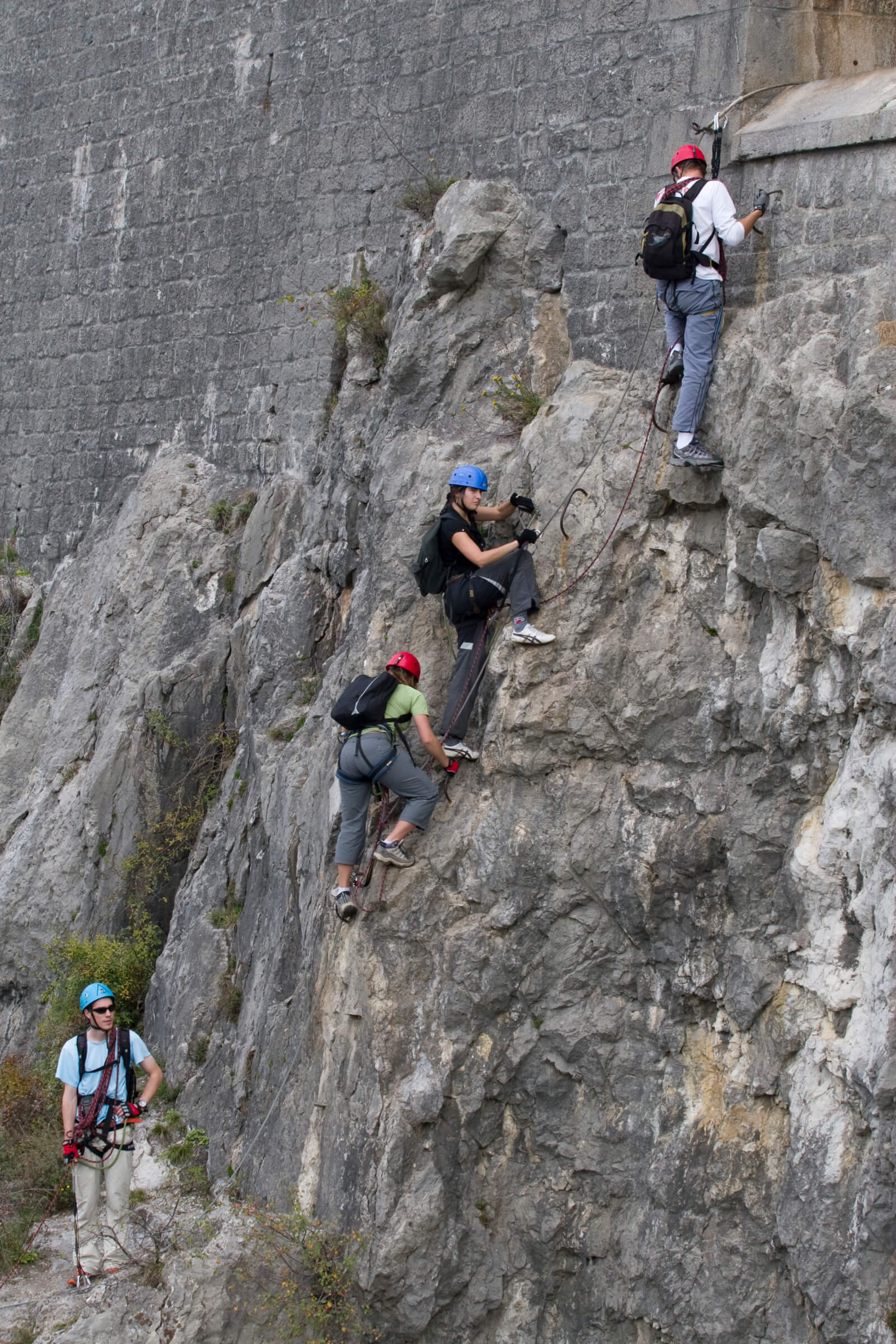 Des personnes progressent sur la via ferrata