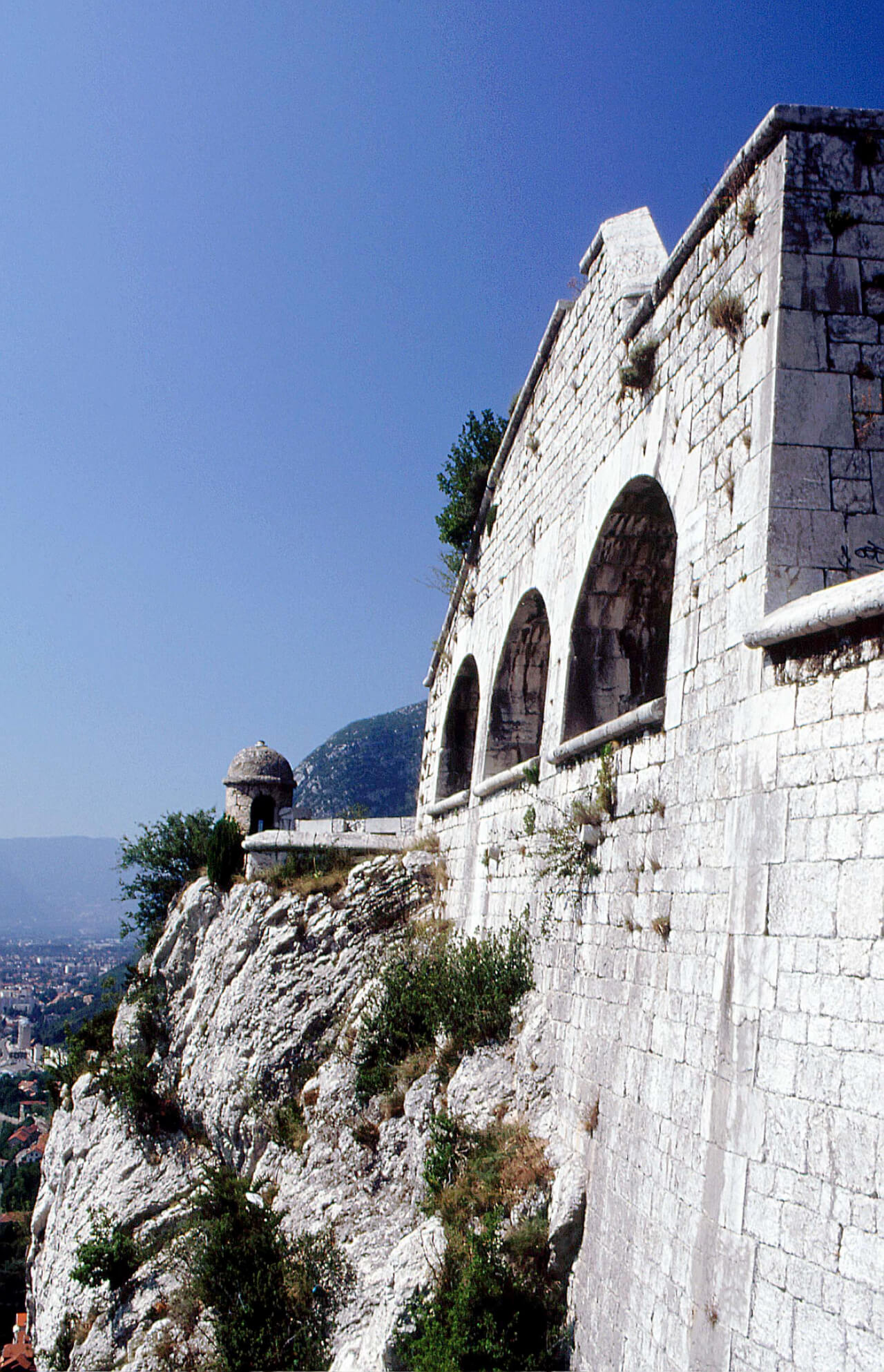 Un mur fortifié du fort