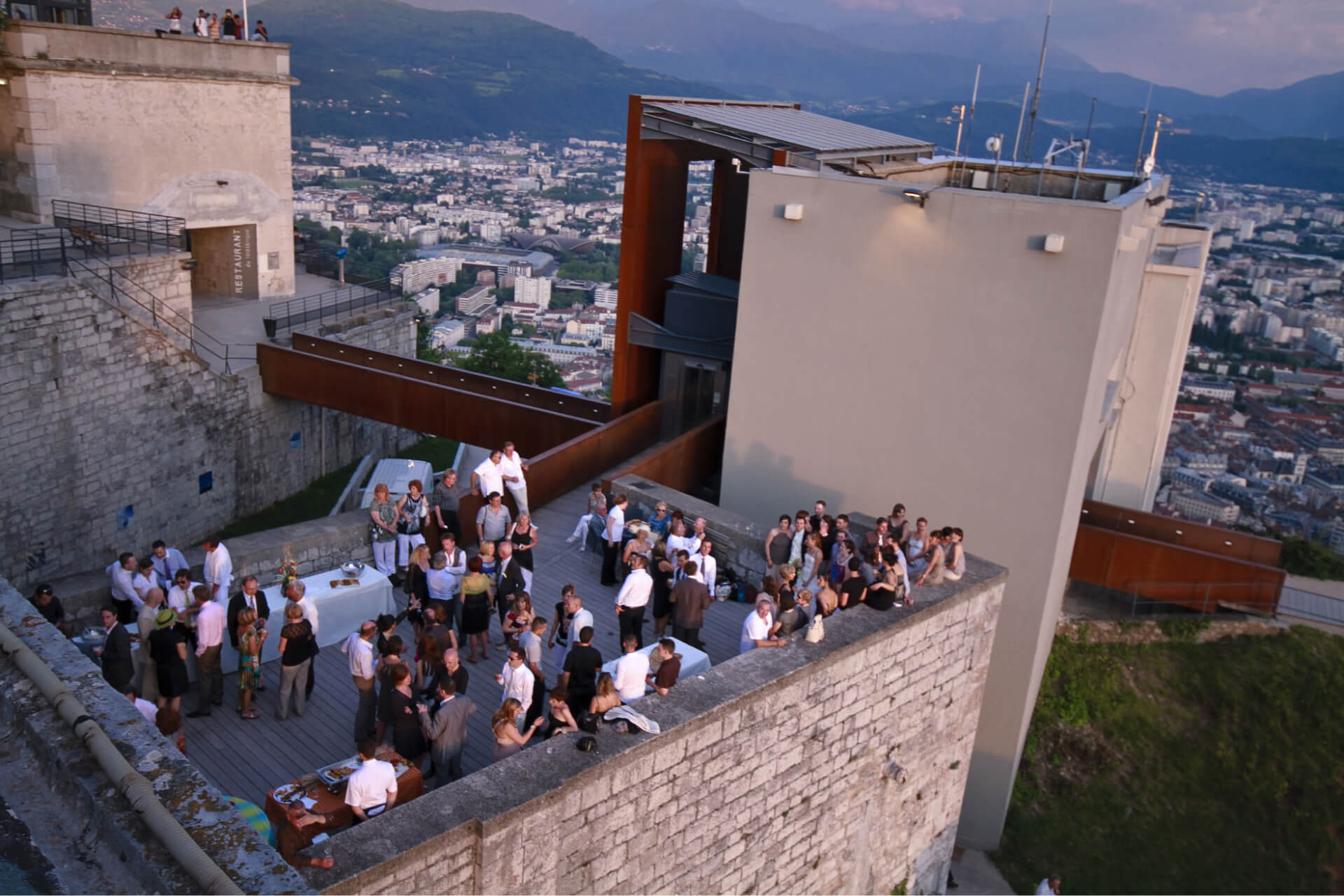 Vue aérienne de la terrasse Lesdiguières pendant un mariage