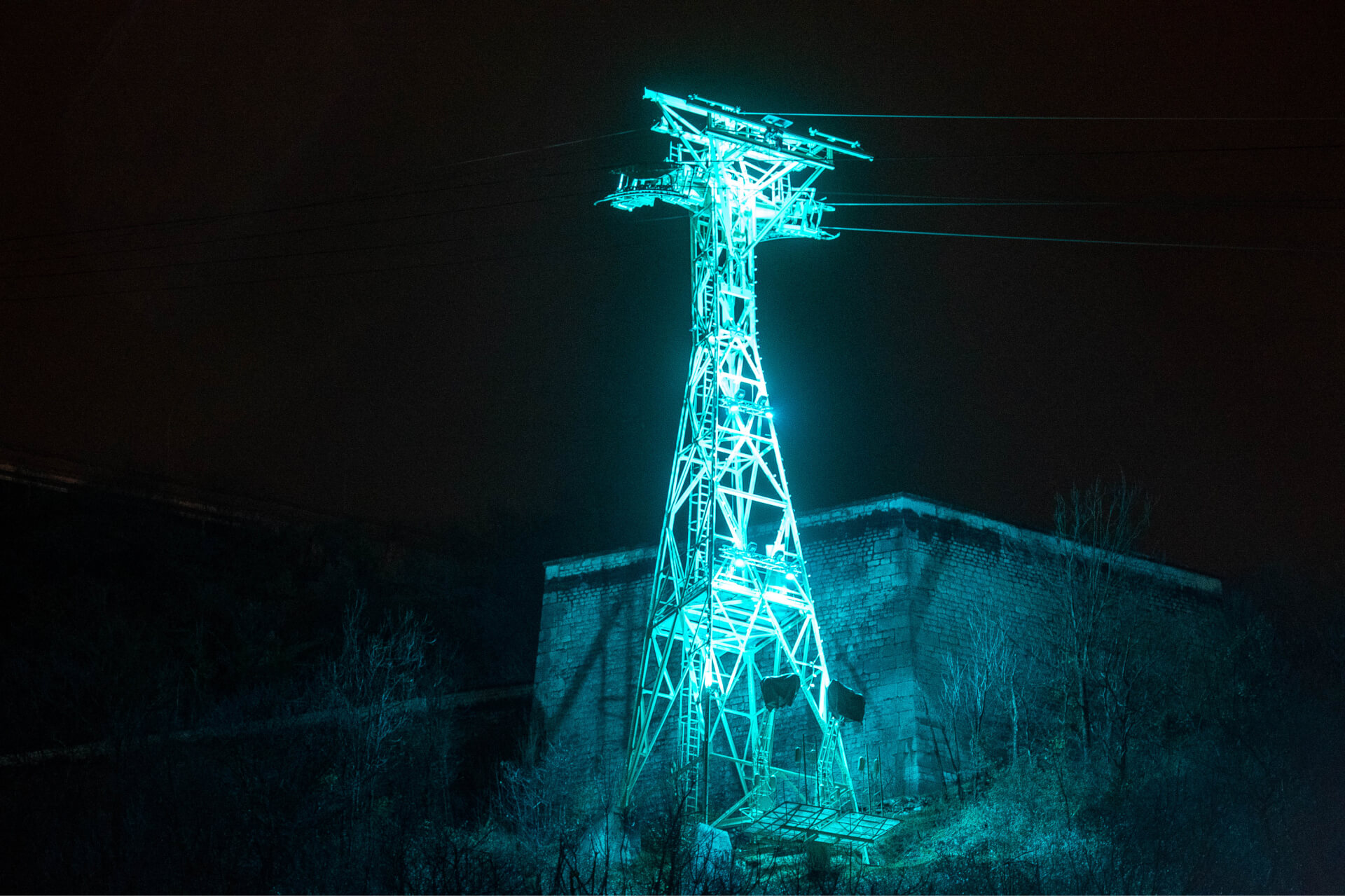 Pylône du téléphérique éclairé en bleu