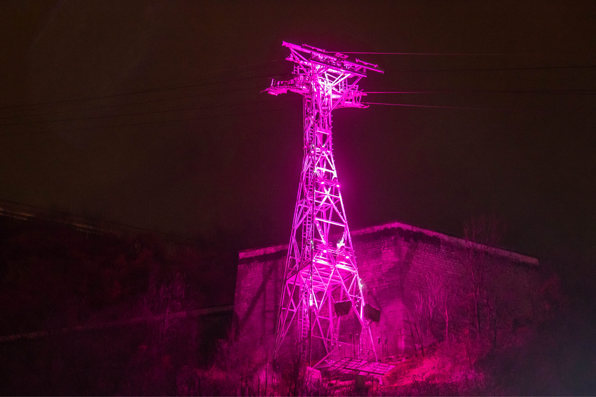 Pylône du téléphérique éclairé en violet