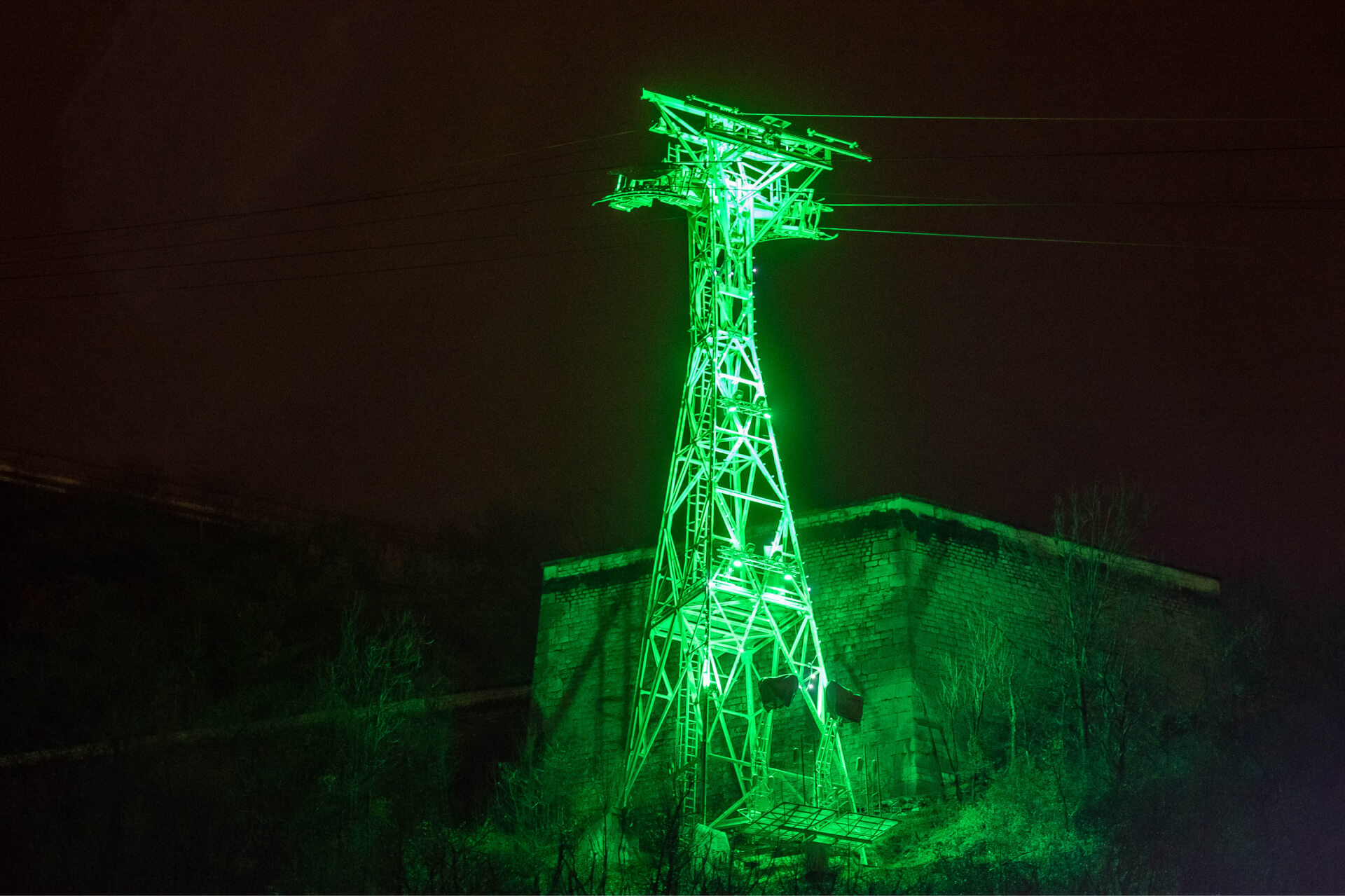 Pylône du téléphérique éclairé en vert