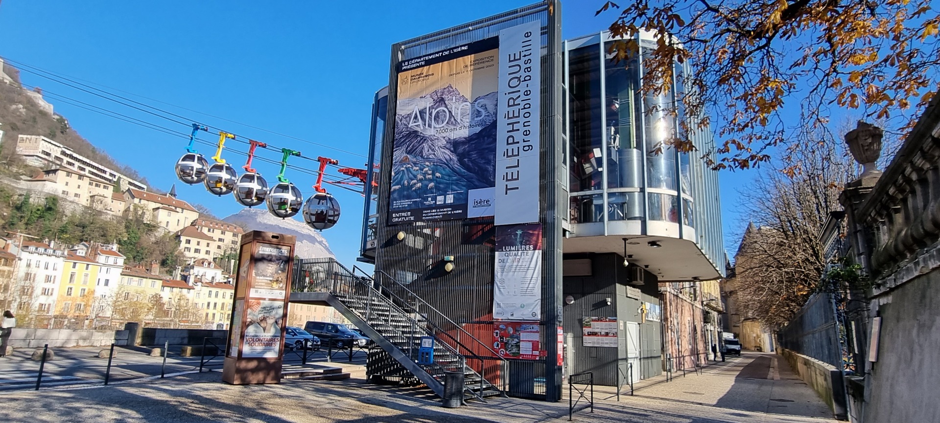 Gare basse avec grande bâche