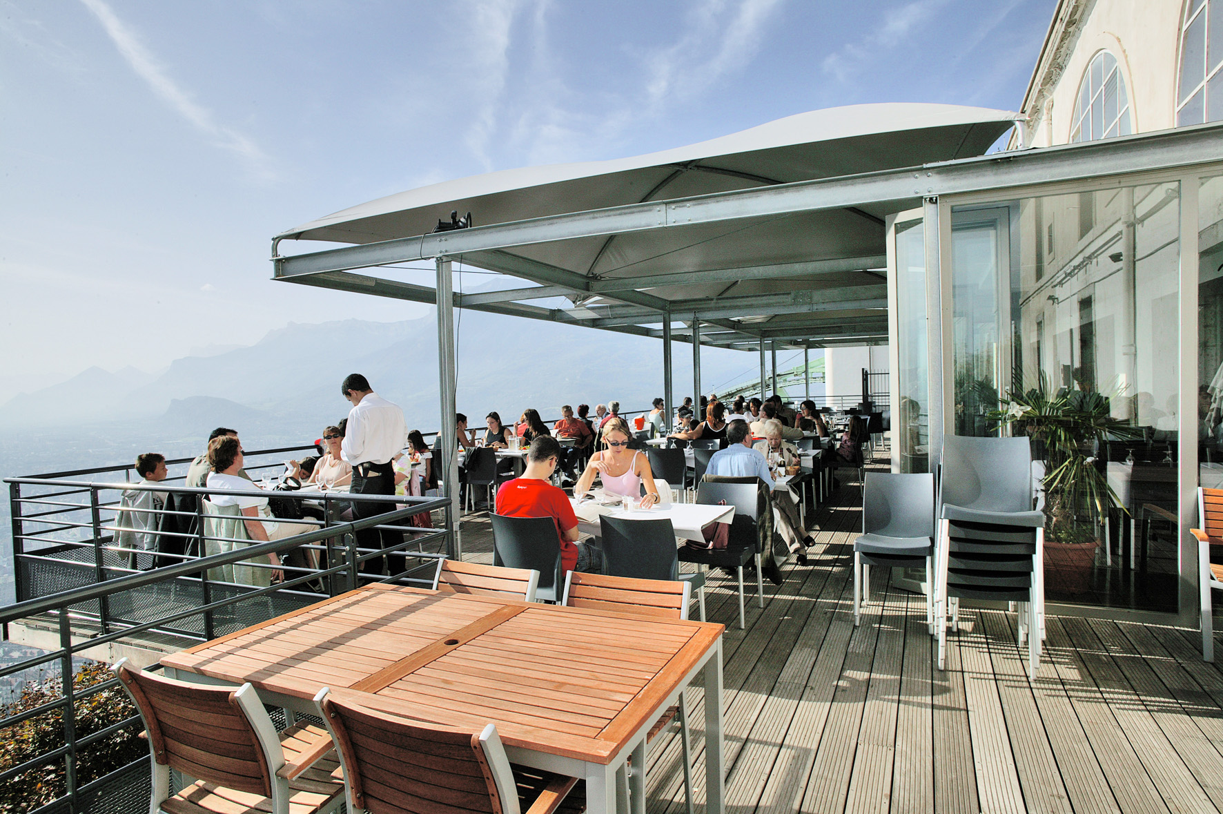 Terrasse de jour du restaurant du téléphérique