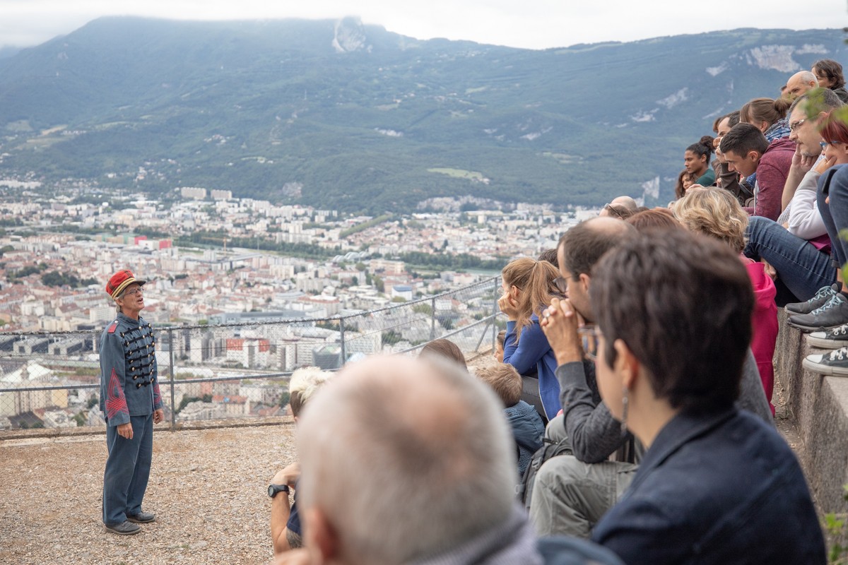 Guide pendant une visite guidée