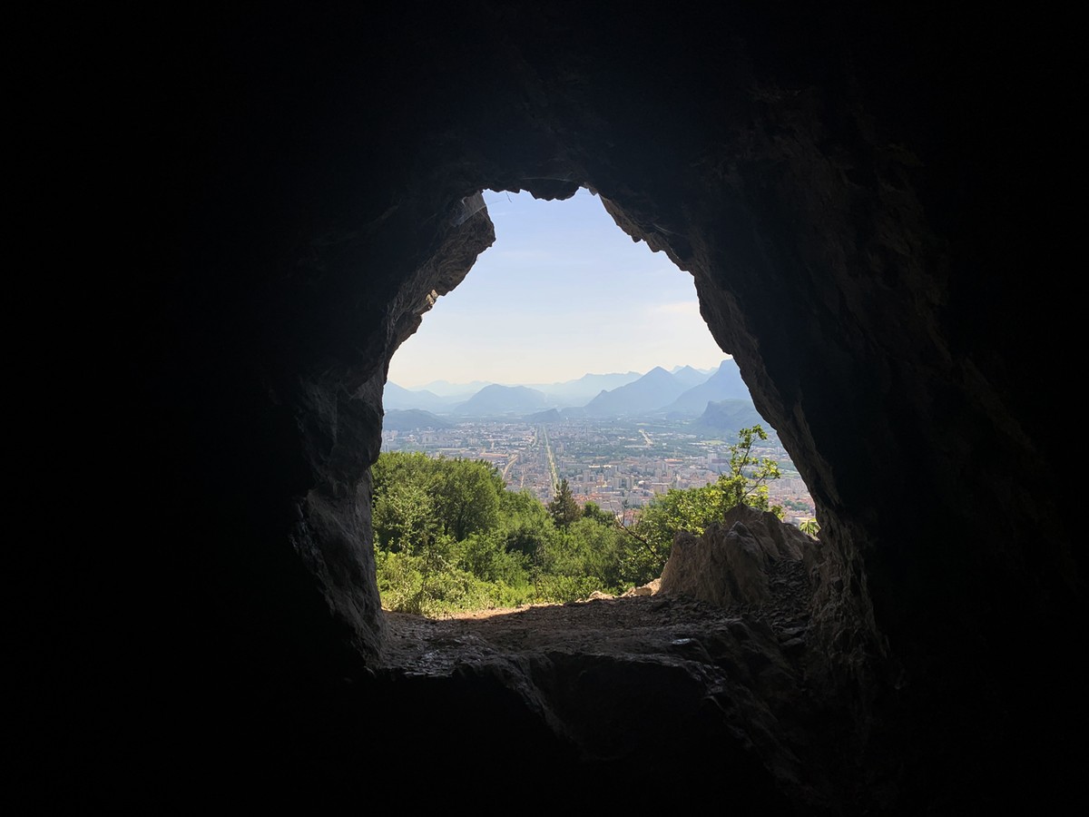 Nature à la bastille vue d'une grotte