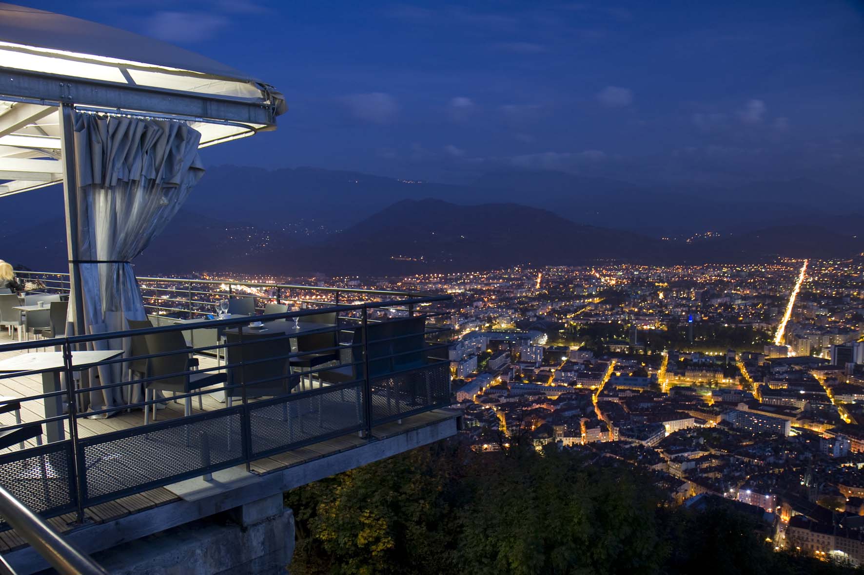 Vue de nuit sur Grenoble depuis le restaurant du téléphérique