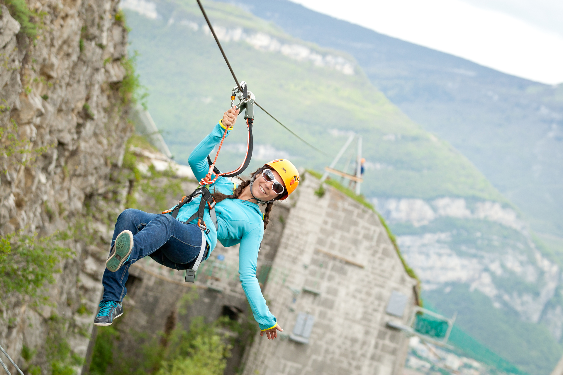 Femme en rappel à l'acrobastille