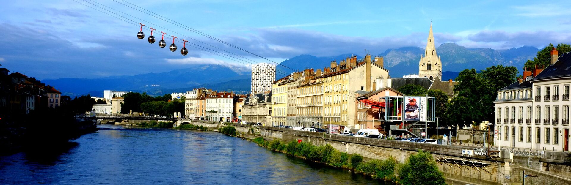 Vue des bulles et des quais de grenoble