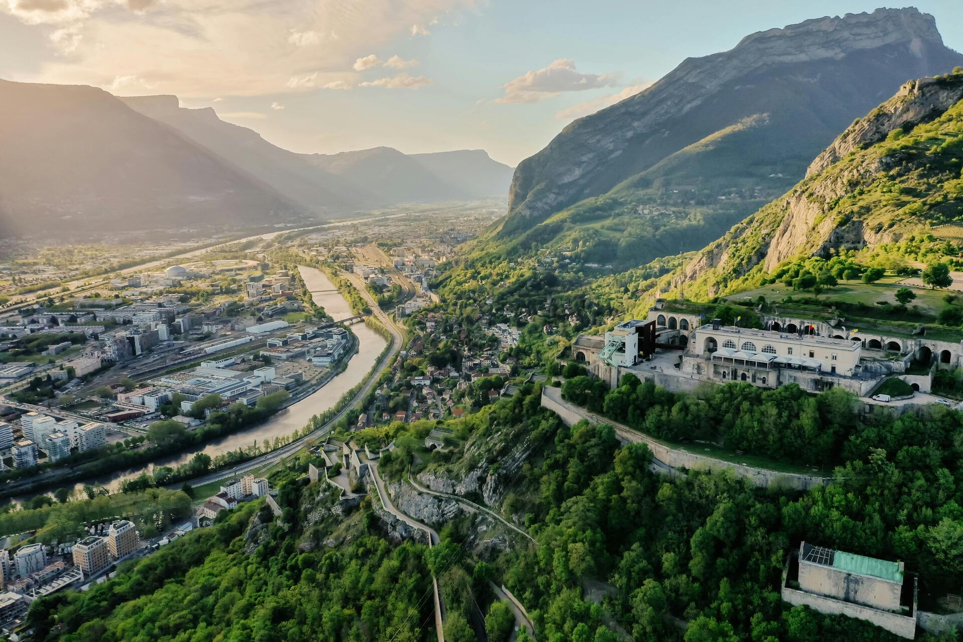 Photo aérienne de Grenoble et son téléphérique