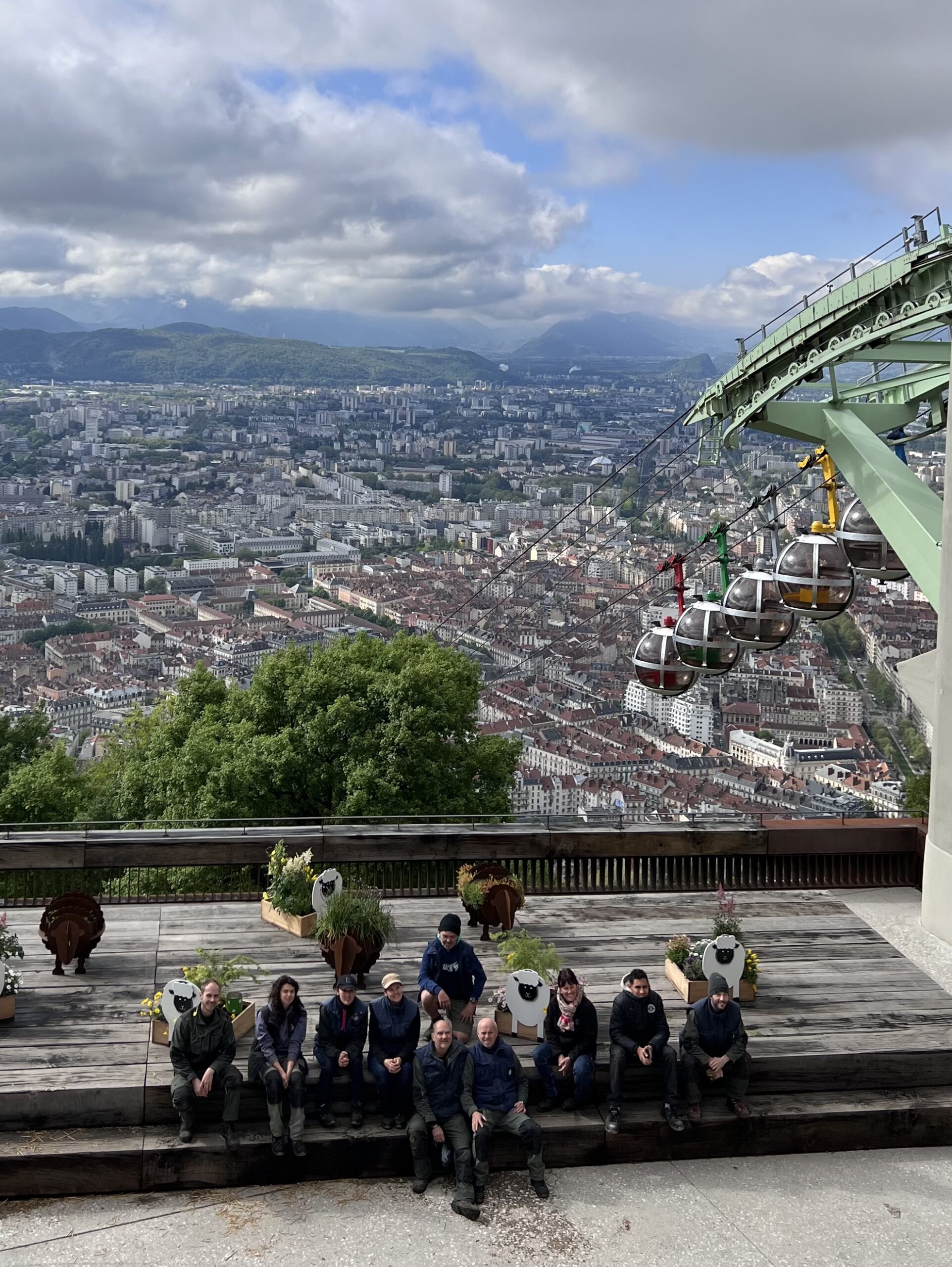 photos du service Nature en Ville de la Ville de Grenoble qui a installé les décorations au Fort de la Bastille pour Pâques 2025
