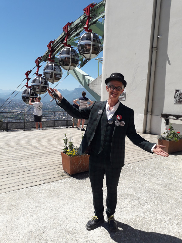 Barnabé au sommet de la Bastille commence sa visite commentée O