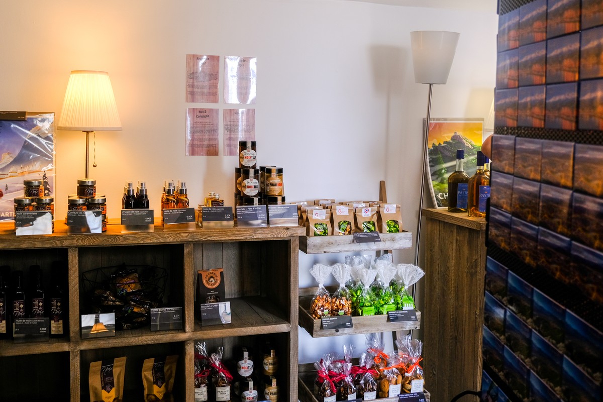 produits du terroir et souvenirs en vente à l'effigie du téléphérique à la boutique de souvenirs et point d'information touristique du Fort de la Bastille