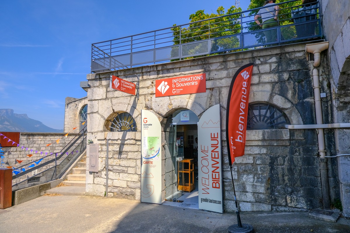 entrée de la boutique de souvenirs et point d'information du Fort de la Bastille